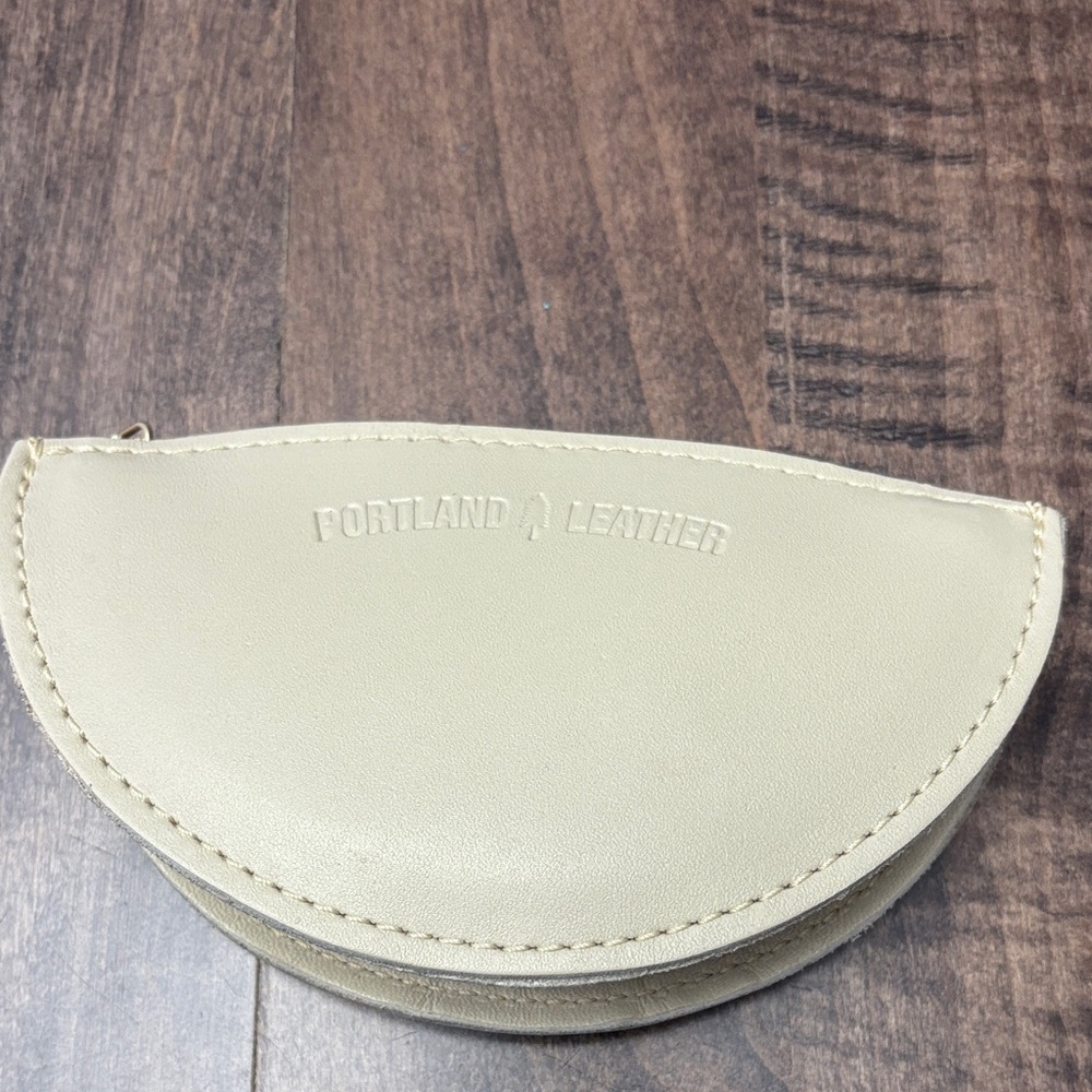 Portland Leather bone small seesaw pouch. New